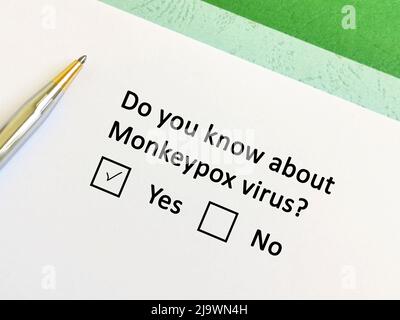 Una persona sta rispondendo alla domanda sull'infezione da Monkeypox. Conosce il virus della scimmietta. Foto Stock