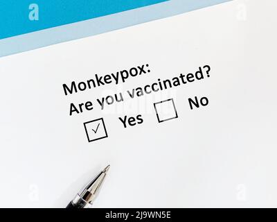 Una persona sta rispondendo alla domanda sull'infezione da Monkeypox. Ha vaccinato per Monkeypox. Foto Stock