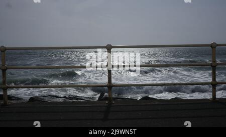 Il sole che scende sul bordo occidentale. Il sole tramonta e surfisti a Lahinch, nella parte occidentale dell'Irlanda. Foto Stock