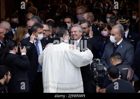 Buenos Aires, Argentina, 25th maggio 2022. Il 212th anniversario della Rivoluzione di Maggio è stato celebrato. Il Presidente della Nazione Alberto Fernández lascia il Tedeum. (Credit: Esteban Osorio/Alamy Live News) Foto Stock