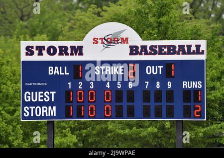 USA. Un quadro di valutazione del baseball delle scuole superiori installato oltre la recinzione esterna. Foto Stock