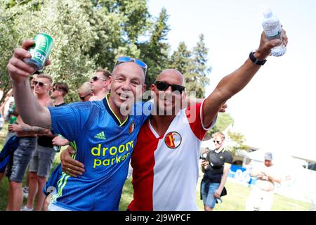 TIRANA, ALBANIA - MAGGIO 25: Sostenitori di Feyenoord in vista della UEFA Europa Conference League finale tra AS Roma e Feyenoord presso l'Arena Nazionale il 25 Maggio 2022 a Tirana, Albania (Foto di Nikola Krstic/Orange Pictures) Credit: Orange Pics BV/Alamy Live News Foto Stock