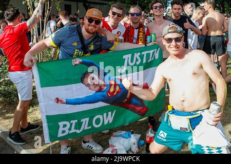 TIRANA, ALBANIA - MAGGIO 25: Sostenitori di Feyenoord in vista della UEFA Europa Conference League finale tra AS Roma e Feyenoord presso l'Arena Nazionale il 25 Maggio 2022 a Tirana, Albania (Foto di Nikola Krstic/Orange Pictures) Credit: Orange Pics BV/Alamy Live News Foto Stock