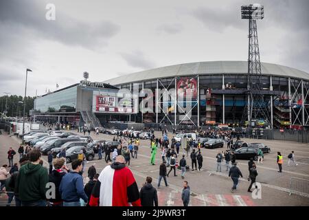 2022-05-25 18:56:55 ROTTERDAM - i sostenitori arrivano a De Kuip prima della partita. Feyenoord trasmette la finale della Lega della Conferenza contro AS Roma su quattro grandi schermi. ANP JEROEN PUTMANS olanda OUT - belgio OUT Foto Stock