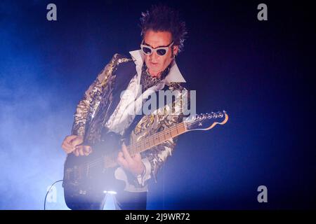 Daniel Ash di Bauhaus suona sul palco presso la sala concerti Arlene Schnitzer di Portland, Oregon, USA, il 17th maggio 2022 nell'ambito del Bauahaus World Tour 2022 Foto Stock