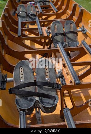 Pedane e guide di scorrimento sedili di Una barca da traino Sweep Old Historic Wooden Racing Shell, Christchurch UK Foto Stock