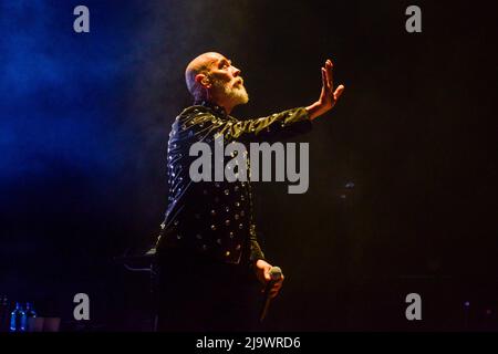 Peter Murphy di Bauhaus suona sul palco presso la sala concerti Arlene Schnitzer di Portland, Oregon, USA, il 17th maggio 2022 come parte del Bauhaus 2022 World Foto Stock