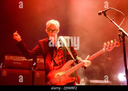 David J di Bauhaus suona sul palco presso la sala concerti Arlene Schnitzer di Portland, Oregon, USA, il 17th maggio 2022 nell'ambito del Bauhaus 2022 World Tour. PH Foto Stock