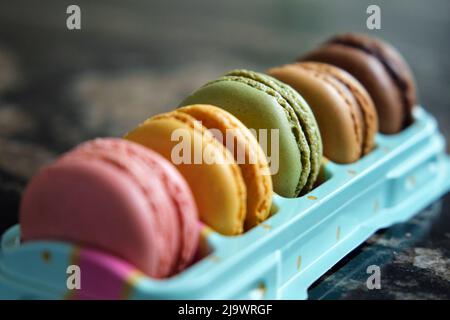 una pila di macaron colorati su un tavolo di marmo Foto Stock