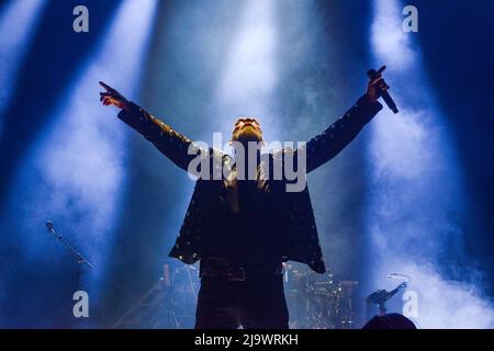 Peter Murphy di Bauhaus suona sul palco presso la sala concerti Arlene Schnitzer di Portland, Oregon, USA, il 17th maggio 2022 come parte del Bauhaus 2022 World Foto Stock