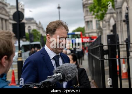 Londra, Regno Unito. 25th maggio 2022. MP's Outside the House of Commons il giorno del rilascio del rapporto Partygate foto Tobias Ellwood MP per Bournemouth East, presidente del Comitato di selezione della difesa credito: Ian Davidson/Alamy Live News Foto Stock