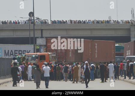 Lahore, Punjab, Pakistan. 25th maggio 2022. La polizia pakistana utilizza gas lacrimogeni per disperdere attivisti del partito pakistano Tehreek-e-INSAF (PTI) del primo ministro omesso Imran Khan durante una protesta a Lahore il 25 maggio 2022, le autorità pakistane hanno bloccato tutte le strade principali nella capitale Islamabad mercoledì, Dopo che un ex primo ministro infedele Imran Khan ha detto che avrebbe marciare con i dimostranti al centro della città per un raduno che spera farà abbattere il governo e costringerà le elezioni anticipate. (Credit Image: © Rana Sajid Hussain/Pacific Press via ZUMA Press Wire) Foto Stock