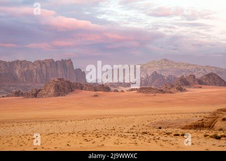 Sabbie rosse, montagne, cielo spettacolare e panorama marziano del deserto di Wadi Rum, Giordania Foto Stock