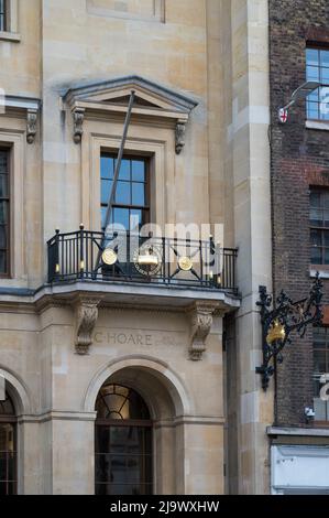Segno della bottiglia d'oro sopra una porta a C. Hoare & Co., la più antica banca privata del Regno Unito. Fleet Street, Londra, Inghilterra, Regno Unito. Foto Stock