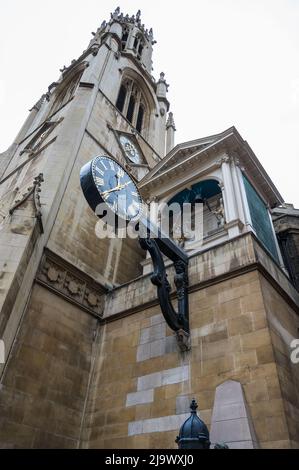 Torre e orologio della Guild Church di St Dunstan-in-the-West, una chiesa anglicana su Fleet Street, City of London, Inghilterra, Regno Unito. Foto Stock