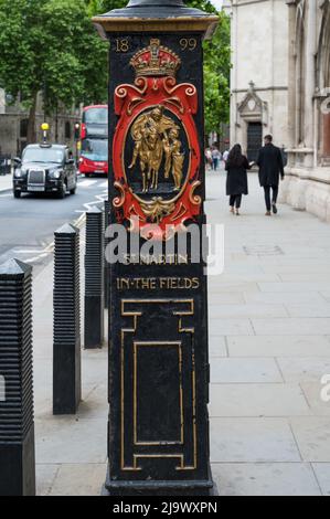 Particolare della base decorativa di un lampione in ghisa situato fuori dalle corti reali di giustizia. Strand, Londra, Inghilterra, Regno Unito. Foto Stock