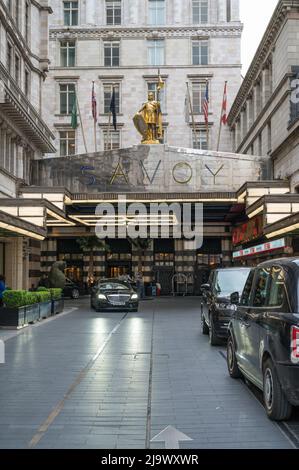 Il piazzale e l'ingresso principale del Savoy Hotel on Strand, Londra, Inghilterra, Regno Unito. Foto Stock