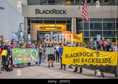 USA. 25th maggio 2022. Il 25 maggio 2022 più di 100 newyorkesi in prima linea nella crisi climatica, compresi leader religiosi e giovani, hanno tenuto una protesta al di fuori della sede centrale di BlackRock a Manhattan, dove ha avuto luogo l'assemblea annuale degli azionisti. I partecipanti e i relatori di questo evento hanno chiesto che BlackRock escluda le aziende che espandono la produzione di combustibili fossili dai suoi fondi attivi e passivi. Sono stati arrestati almeno quattordici manifestanti, tra cui sei leader di fede.(Photo by Erik McGregor/Sipa USA) Credit: Sipa USA/Alamy Live News Foto Stock