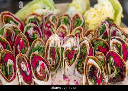 Avvolgete il panino, molti panini con verdure fresche su un piatto Foto Stock