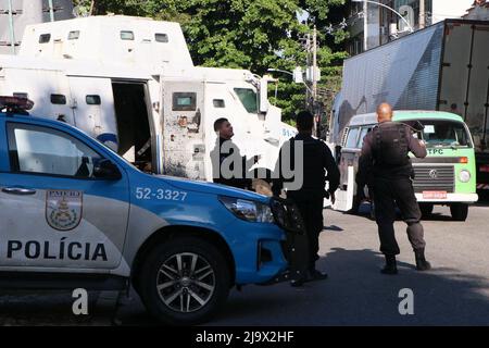 Rio de Janeiro, Rio de Janeiro, Brasile. 25th maggio 2022. (INT) violenza a Rio de Janeiro: La polizia è rafforzata dopo un'operazione che ha lasciato morti persone a Vila Cruzeiro. 25 maggio 2022, Rio de Janeiro, Brasile: Agenti di polizia rafforzare la sicurezza intorno alla comunità di Vila Cruzeiro in Complexo da Penha, Rio de Janeiro, dopo un'operazione che ha lasciato decine di morti, il Mercoledì (25) credito Jose Lucena/Thenews2 (Foto: Jose Lucena/TheNews2/Zumapress) (immagine di credito: © Jose Lucena/TheNEWS2 via ZUMA Press Wire) Foto Stock