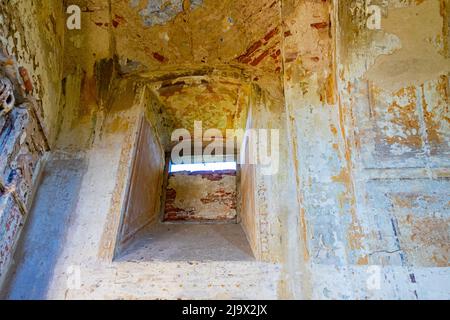 Finestra nella spessa parete di un antico edificio Foto Stock