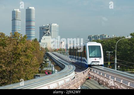 Mosca, Russia - 25 settembre 2015: Treno veloce monorotaia di Mosca su ferrovia, primo piano Foto Stock