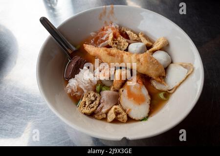 Vista ravvicinata, Yong tau foo, zuppa di noodle rosa tailandese. Foto Stock