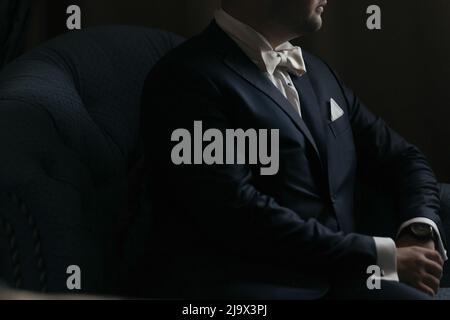 Abito elegante con farfalla da vicino. Uomo d'affari in stile di lusso. Elegante giovane uomo bello. Giacca da uomo, copribottino manuale. Stile aziendale. Q. Alta Foto Stock