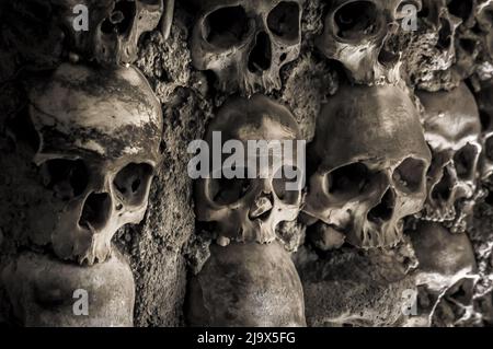 Muro di teschi e ossa nella cappella delle ossa di Evora, Portogallo Foto Stock