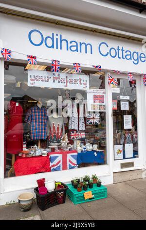 Odiham Cottage Hospital, negozio di beneficenza con una vetrina Platinum Jubilee per la celebrazione dei 70 anni della Regina, 2022 maggio, Old Basing, Hampshire, Regno Unito Foto Stock