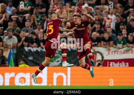 Tirana, Albania. 25th maggio 2022. Tirana, Albania. 25th maggio 2022. Tirana - Gianluca Mancini di AS Roma, Nicolo Zaniolo di AS Roma durante la partita tra AS Roma e Feyenoord ad Air Albaniastadion il 25 maggio 2022 a Tirana, Albania. (Box to Box Pictures/Tom Bode) Credit: Box to box pictures/Alamy Live News Credit: Box to box pictures/Alamy Live News Foto Stock