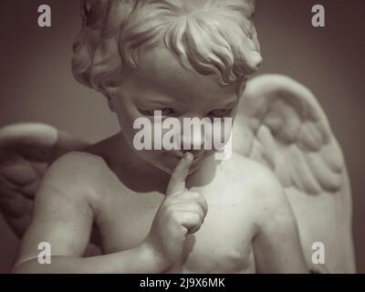 Bellissima statua in marmo di angelo. Foto Stock