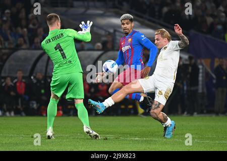 Sydney Olympic Park, Australia. 25th maggio 2022. Marc-André ter Stegen (L) della squadra del FC Barcelona e Jason Steven Cummings (R) della squadra di A-League All Stars in azione durante la partita tra il FC Barcelona e L'A-League All Stars dello stadio Accor. (Punteggio finale; FC Barcellona 3:2 A-leghe tutte le Stelle). Credit: SOPA Images Limited/Alamy Live News Foto Stock