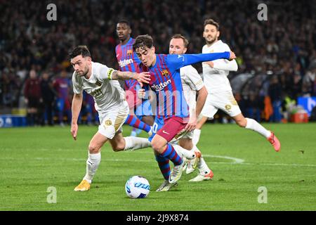 Sydney Olympic Park, Australia. 25th maggio 2022. James o'Shea (L) della squadra A-League All Stars e Pablo Martín Páez Gavira (R) della squadra FC Barcelona in azione durante la partita tra il FC Barcelona e L'A-League All Stars dello stadio Accor. (Punteggio finale; FC Barcellona 3:2 A-leghe tutte le Stelle). Credit: SOPA Images Limited/Alamy Live News Foto Stock