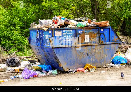 Samara, Russia - 22 maggio 2022: Contenitori con rifiuti e rifiuti diversi nella strada della città Foto Stock