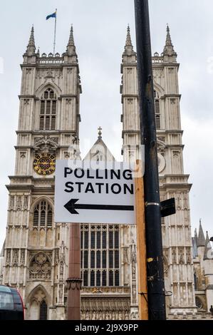 Londra, UK- 3 maggio 2022: Un cartello per la stazione di polling fuori dall'abbazia di Westminster a Londra Foto Stock