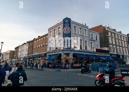Londra, Inghilterra - 14 maggio 2022: Vivace Portobello St a Notting Hill con bar e ristoranti al tramonto Foto Stock