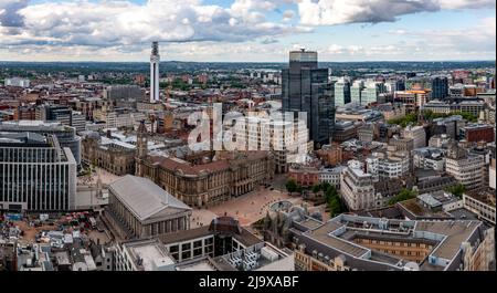 Una vista aerea di Victoria Square e l'antica architettura della Council House e del Municipio in uno skyline cittadino di Birmingham Foto Stock