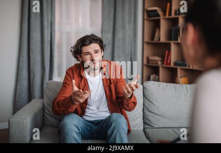 Donna millenaria europea medico psicologo consulta frustrato depressione caucasica femmina in clinica interno Foto Stock