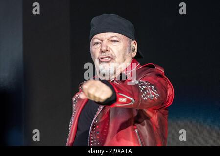 Milano, Italia. 24th maggio 2022. Il cantante italiano Vasco Rossi si esibisce dal vivo nell'ippodromo di la Maura a San Siro, Milano per non Stop Live 2022 Foto Stock