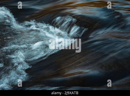 sfondo astratto autunno sfocato acqua scura Foto Stock