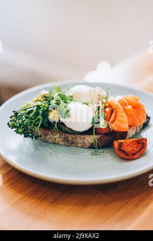 Colazione sana a base di uova in camicia e verdure Foto Stock