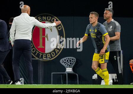 Tirana, Albania. 25th maggio 2022. Tirana, Albania. 25th maggio 2022. Tirana - allenatore di Feyenoord Arne slot, Jens Toornstra di Feyenoord durante la partita tra AS Roma e Feyenoord ad Air Albaniastadion il 25 maggio 2022 a Tirana, Albania. (Box to Box Pictures/Tom Bode) Credit: Box to box pictures/Alamy Live News Credit: Box to box pictures/Alamy Live News Foto Stock