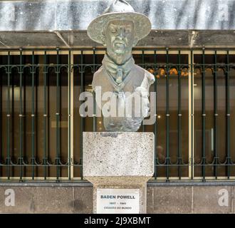 La statua di Robert Baden Powell, il fondatore del movimento scout ragazzo a Funchal, Madeira. Scultore, Ricardo Jorge Abrantes Velosa. Foto Stock