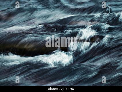 Sfondo astratti o texture Jumping onde sul fiume Foto Stock