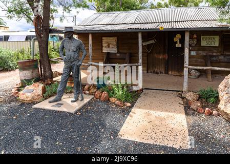 Il Lightning Ridge Historical Society Trust Building con la statua di Charlie Nettleton Foto Stock