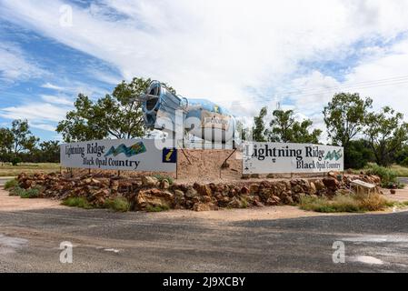 Il cartello di benvenuto betoniera / camion cemento a Lightning Ridge, New South Wales Foto Stock