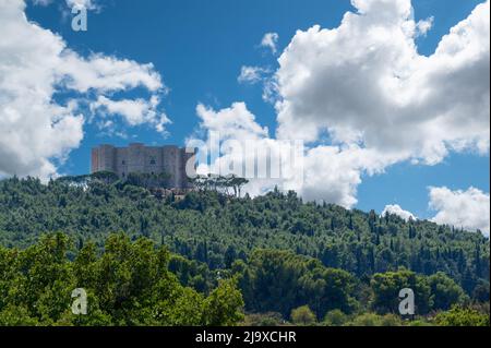 Castel del Monte contro il cielo azzurro con nuvole bianche. Incredibile castello costruito in forma ottagonale dal Sacro Romano Imperatore Federico II nel 13th Foto Stock