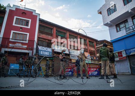 Srinagar, India. 24th maggio 2022. Le forze governative indiane bloccano la strada durante una protesta contro la condanna del leader separatista kashmiri Yasir Malik. Il tribunale indiano ha condannato il leader a vita in prigione dopo averlo trovato colpevole di terrorismo e sedizione che ha innescato scontri e una parziale chiusura delle imprese nella parte controllata indiana del Kashmir contestato. Credit: SOPA Images Limited/Alamy Live News Foto Stock