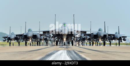 Seul, Corea del Sud. 25th maggio 2022. Maggio 25, 2022-Seoul, Corea del Sud- in queste foto scattate è il Ministero della Difesa della Corea del Sud. I combattenti F-15K della South Korean Air Force hanno effettuato una passeggiata a dorso di elefante presso una base aerea non specificata il 24 maggio 2022, per dimostrare la disponibilità al combattimento del paese. (Credit Image: © Ministero della Difesa via ZUMA Press Wire) Credit: ZUMA Press, Inc./Alamy Live News Foto Stock